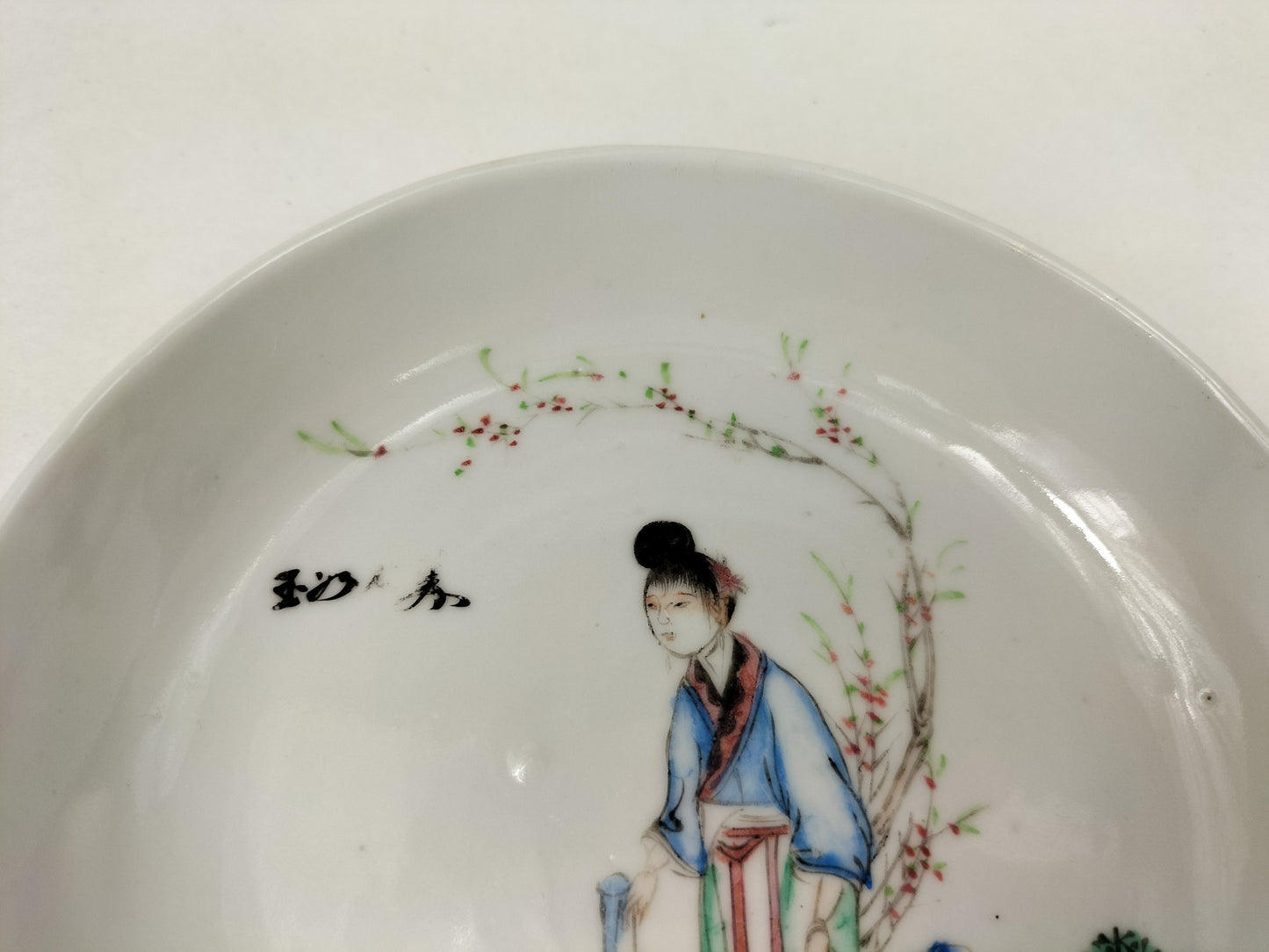 Antigo prato chinês decorado com uma senhora chinesa em cena de jardim // Período da República (1912-1949)