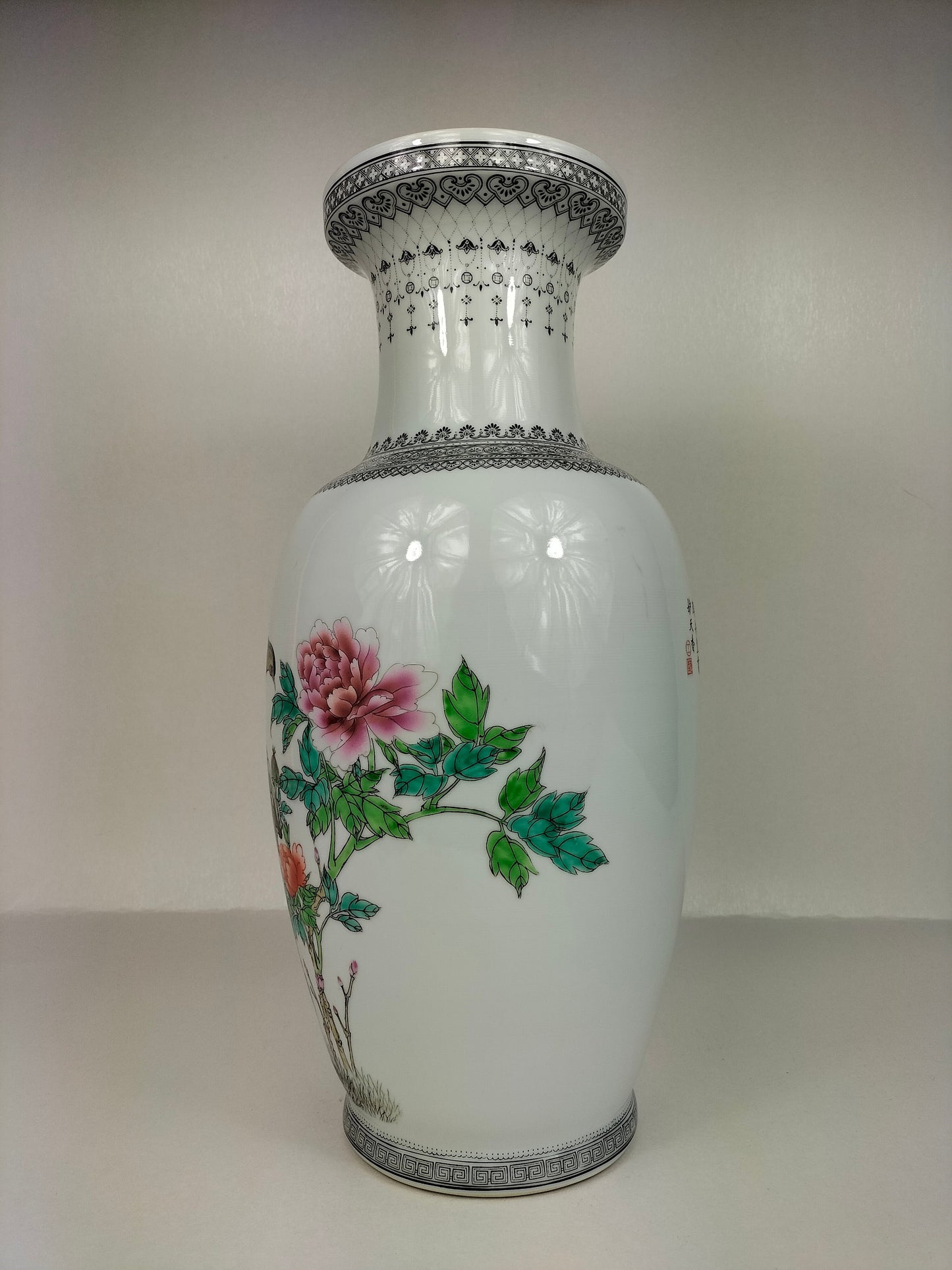 装饰有孔雀和鲜花的中国粉彩花瓶 // 景德镇 - 20 世纪