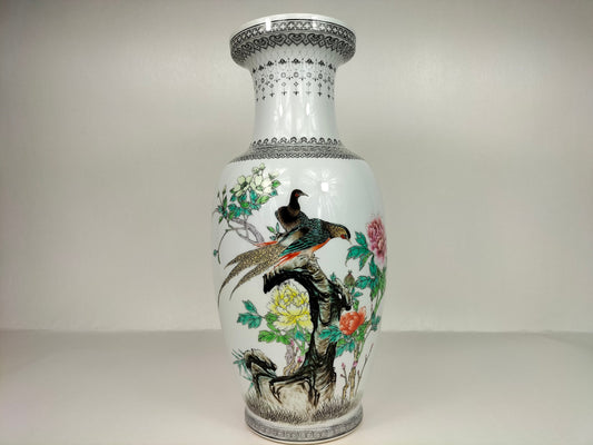 مزهرية ورد عائلية صينية مزينة بالطاووس والزهور // جينغدتشن - القرن العشرين