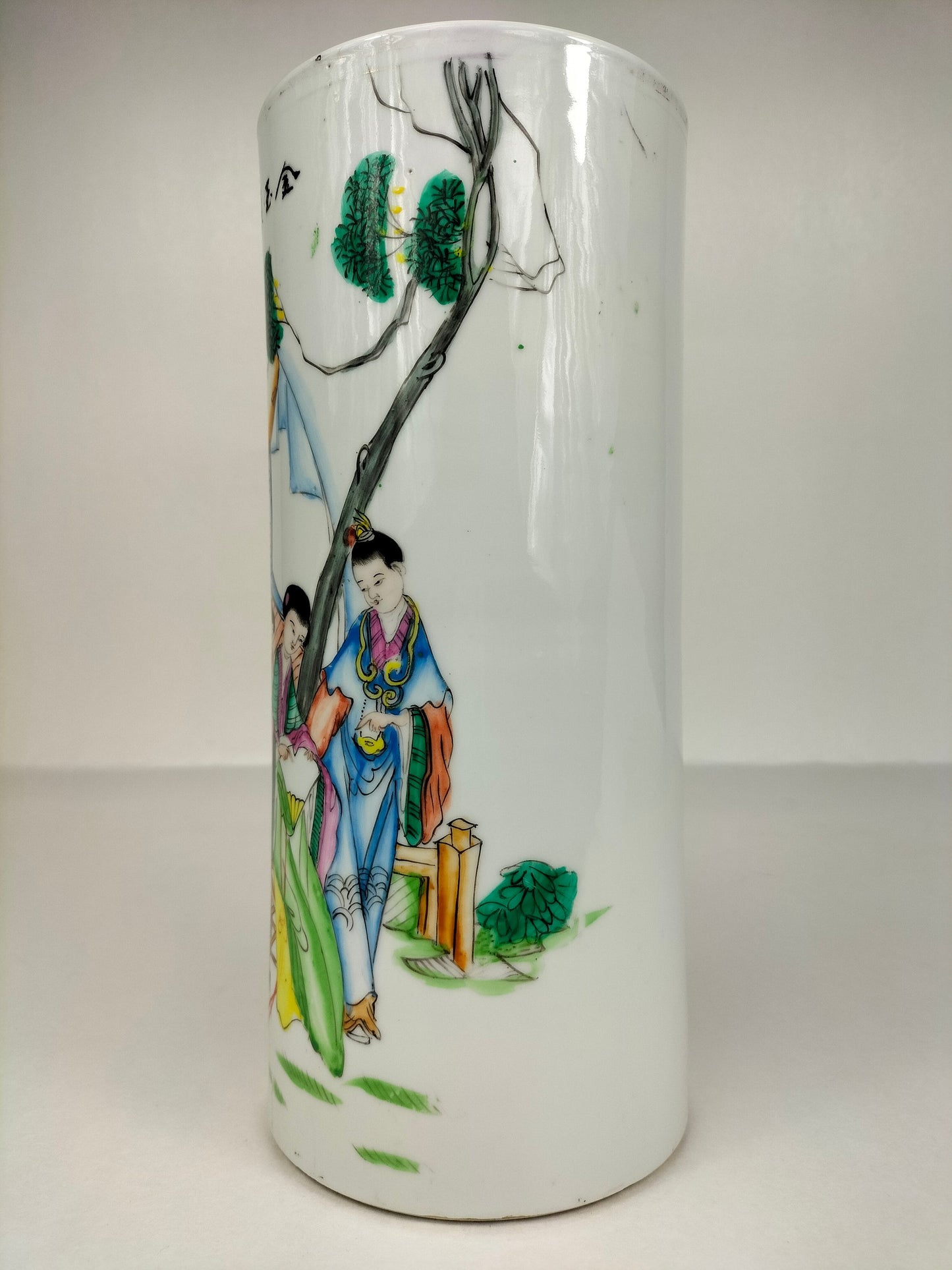 Antique Chinese famille rose rouleau vase decorated with a garden scene // Repubic Period (1912-1949)