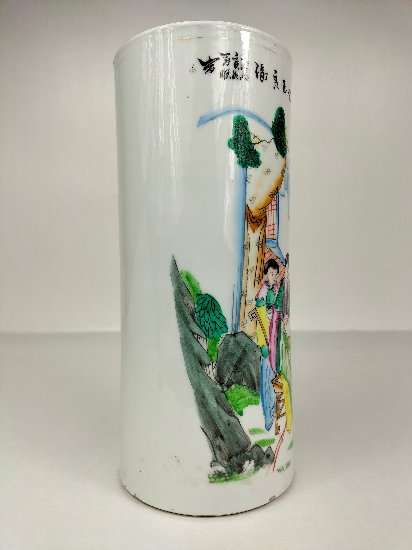 Antique Chinese famille rose rouleau vase decorated with a garden scene // Repubic Period (1912-1949)