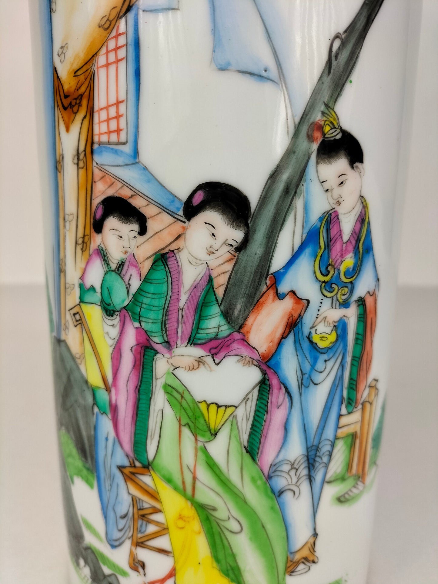 Ancien vase rouleau chinois famille rose à décor d'une scène de jardin // Epoque Répubique (1912-1949)