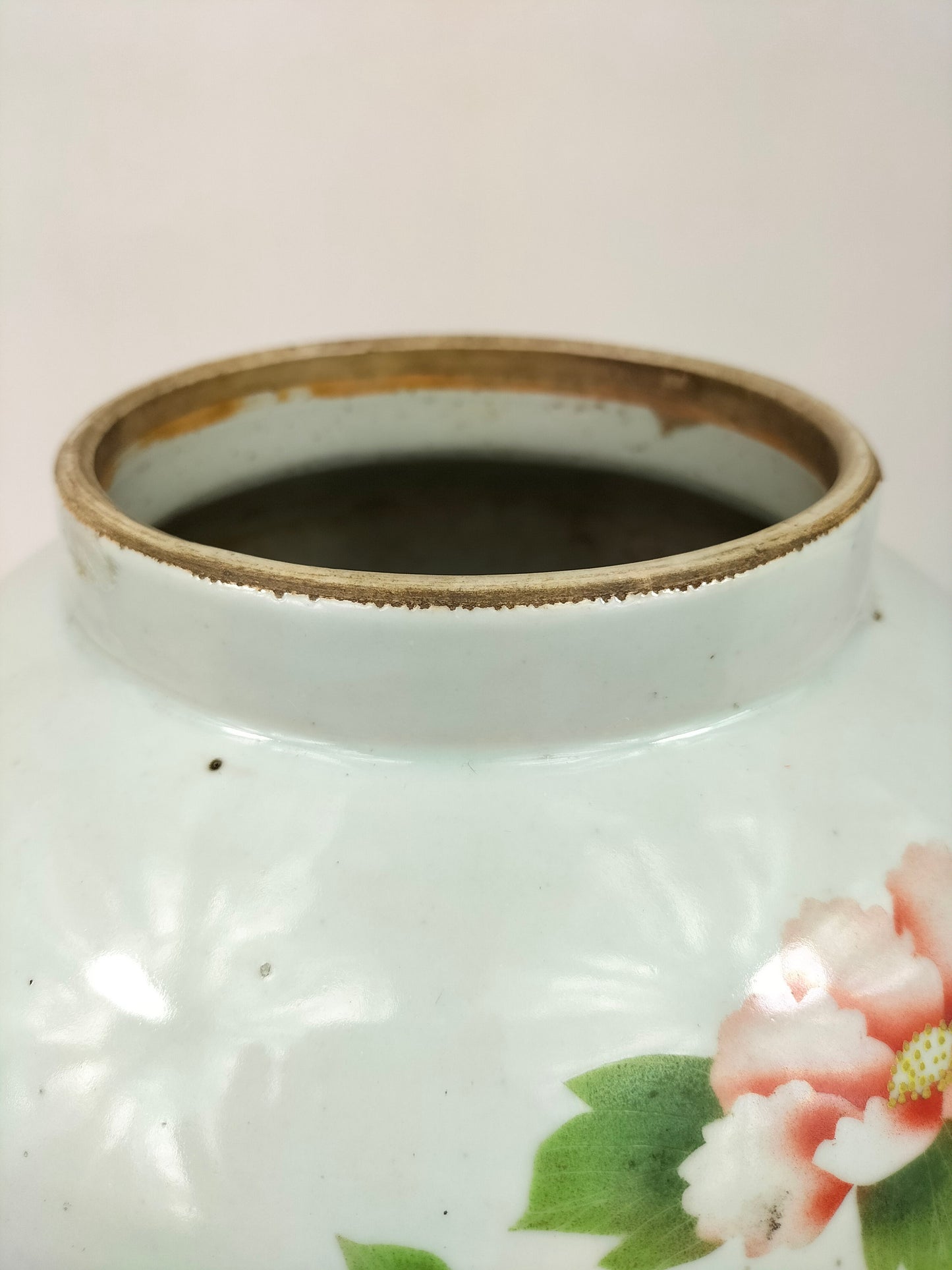 Antigo vaso de templo chinês da família Rosa decorado com peônias // Período da República (1912-1949)