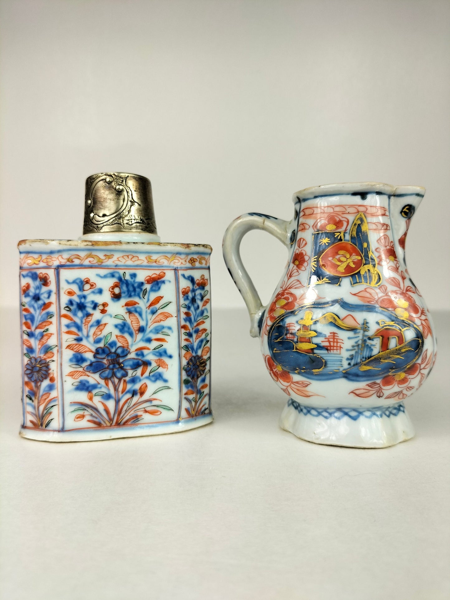 装饰有花卉图案的古董中国伊万里茶罐 // 清朝 - 18 世纪 - 康熙