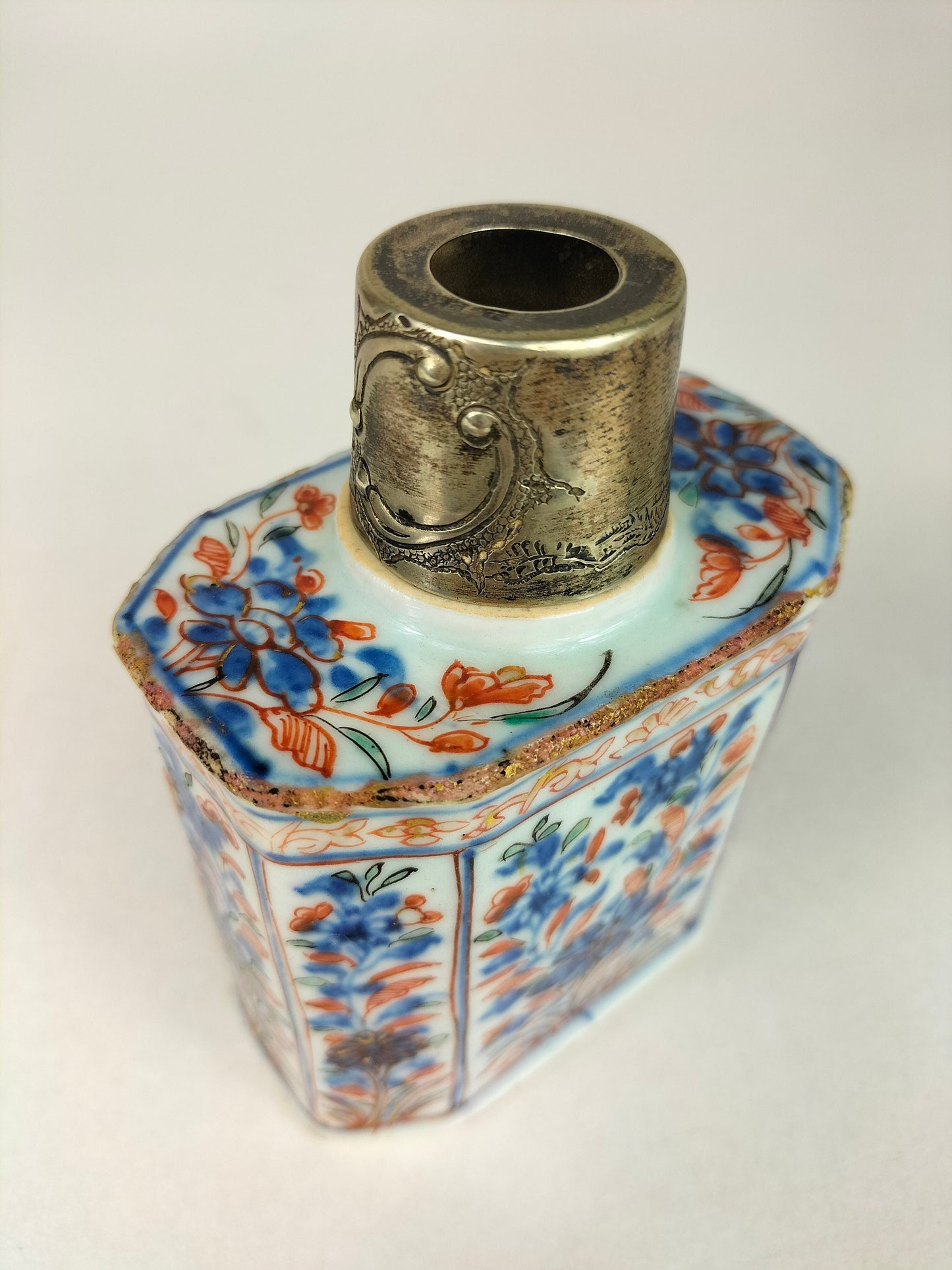 Antique Chinese imari tea can decorated with floral motifs // Qing Dynasty - 18th century - Kangxi