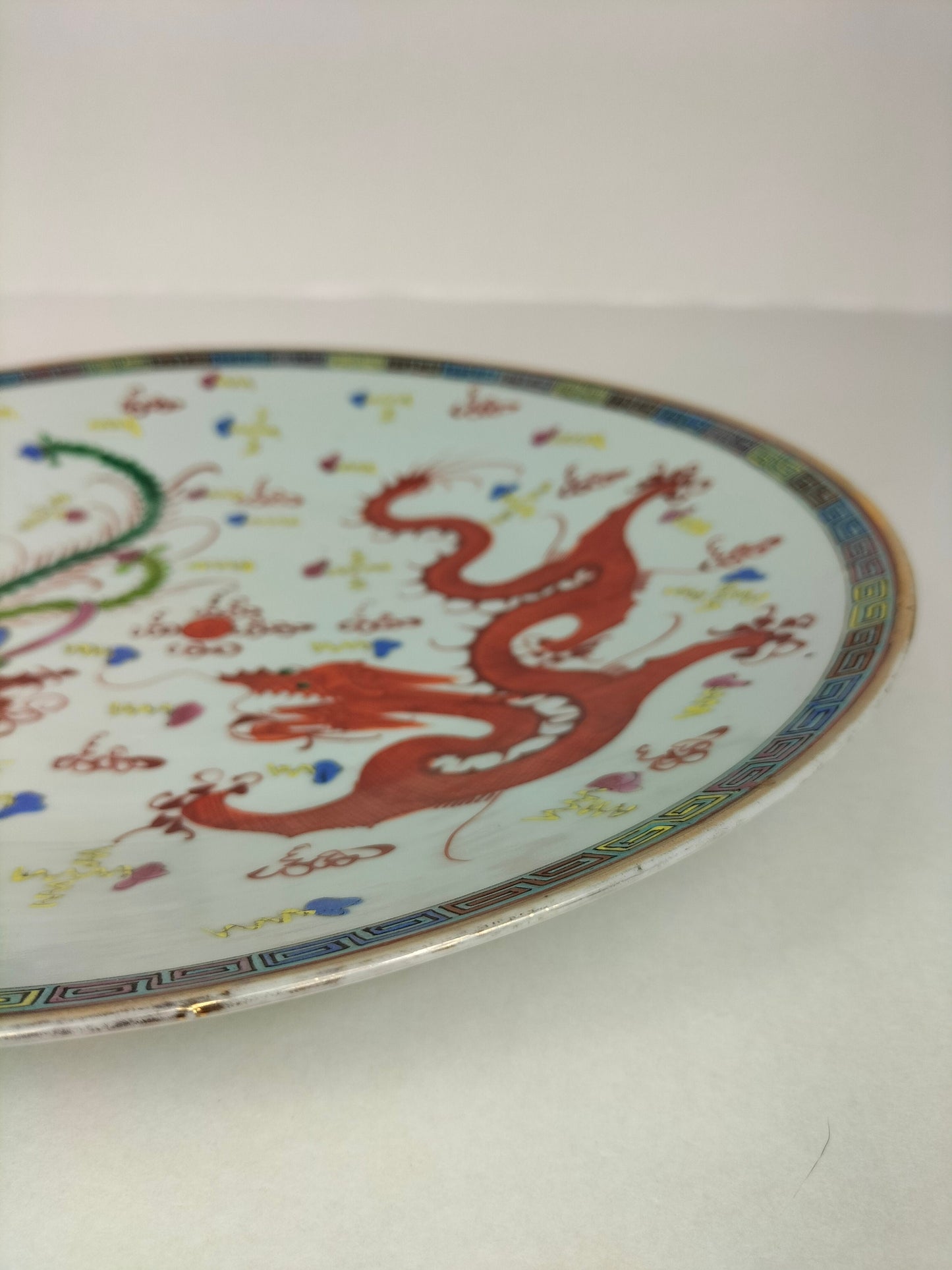 Large antique Chinese plate decorated with a dragon and a phoenix // Republic Period (1912-1949)