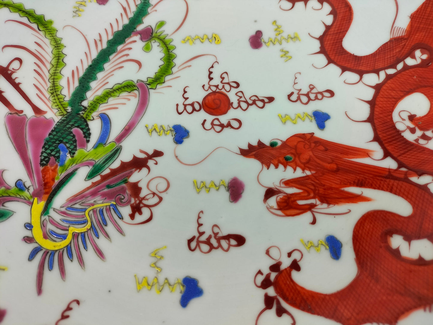 Pinggan Cina antik besar dihiasi dengan naga dan burung phoenix // Tempoh Republik (1912-1949)