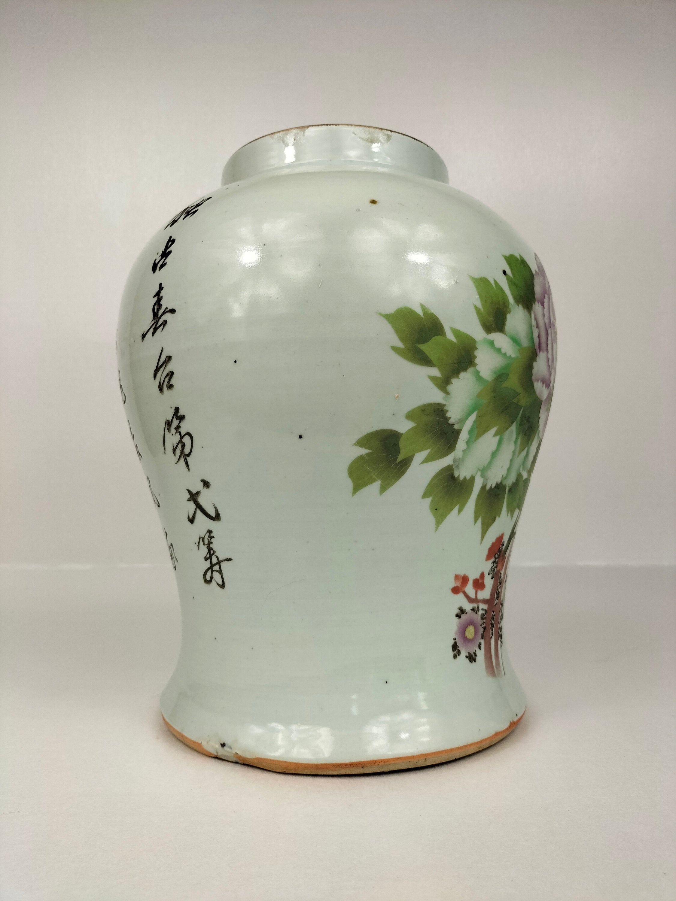 装饰有牡丹的中国古董粉彩花瓶// 民国时期（1912-1949） – Diddenantiques
