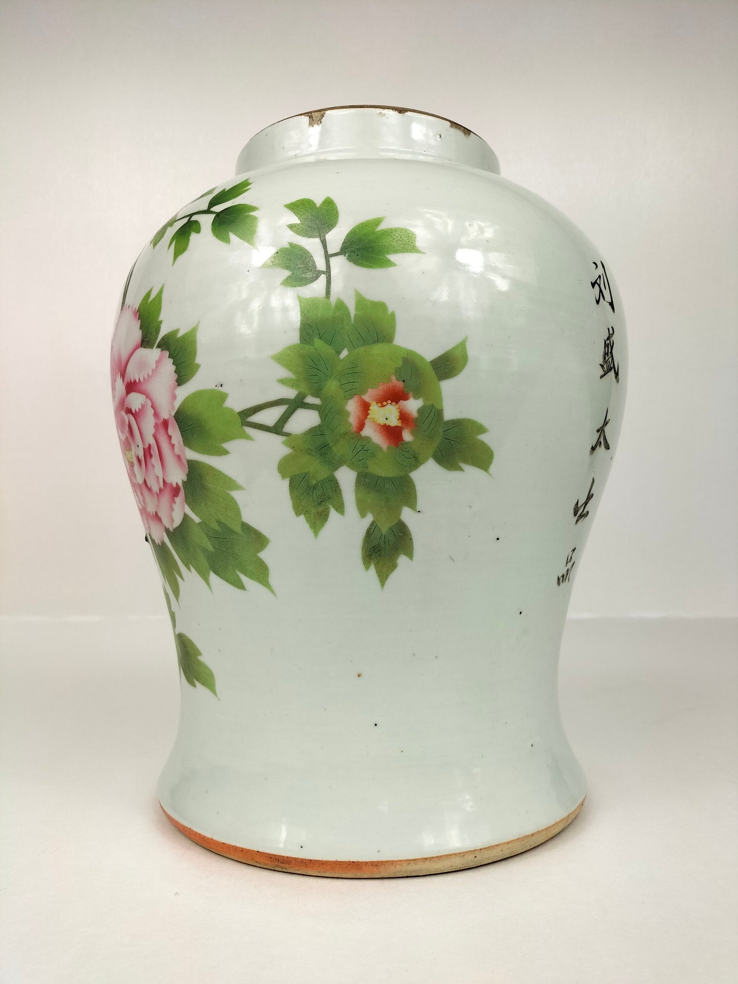 Antigo vaso de templo chinês da família Rosa decorado com peônias // Período da República (1912-1949)