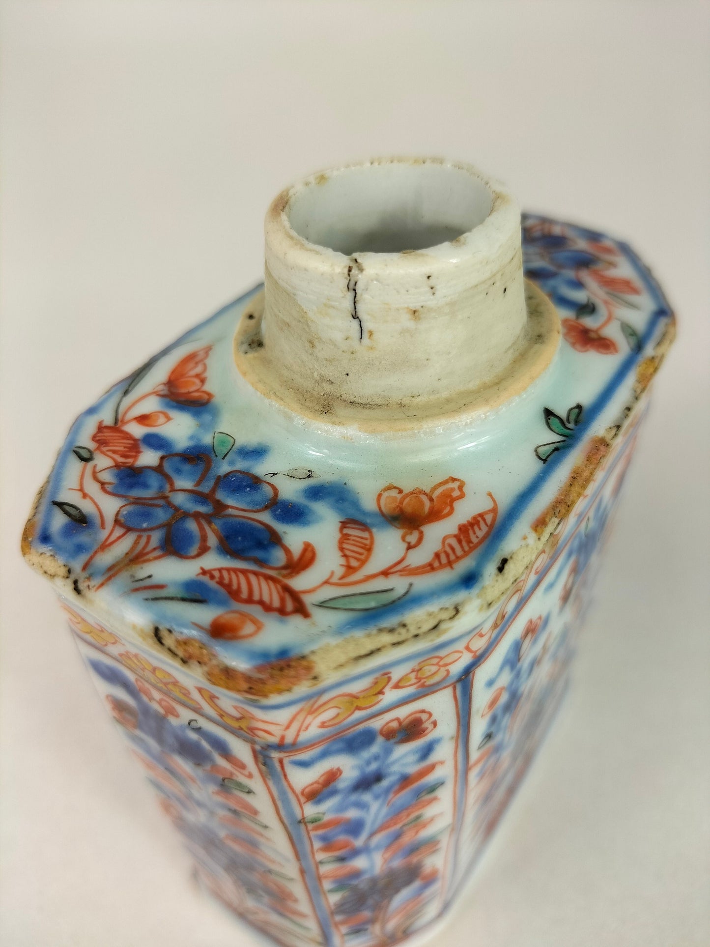 Ancienne boîte à thé chinoise imari décorée de motifs floraux // Dynastie Qing - 18e siècle - Kangxi