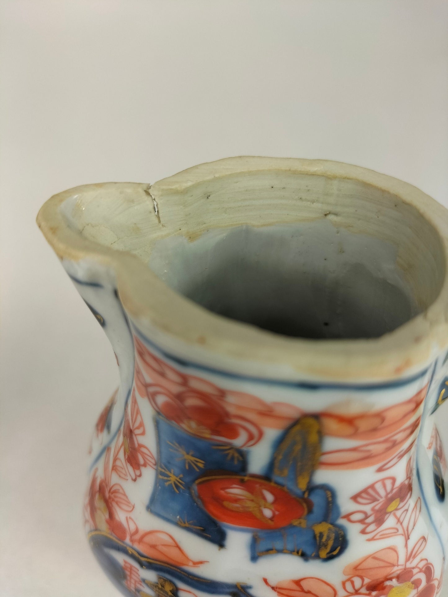 علبة شاي إيماري صيني عتيق مزينة بزخارف نباتية // عهد أسرة تشينغ - القرن الثامن عشر - كانغشي