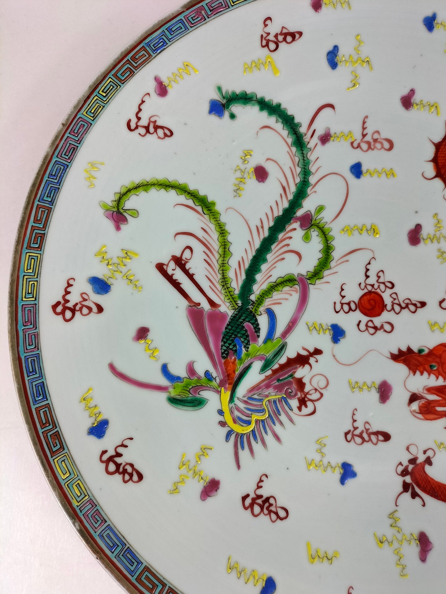 Grande assiette chinoise ancienne à décor d'un dragon et d'un phénix // Epoque République (1912-1949)