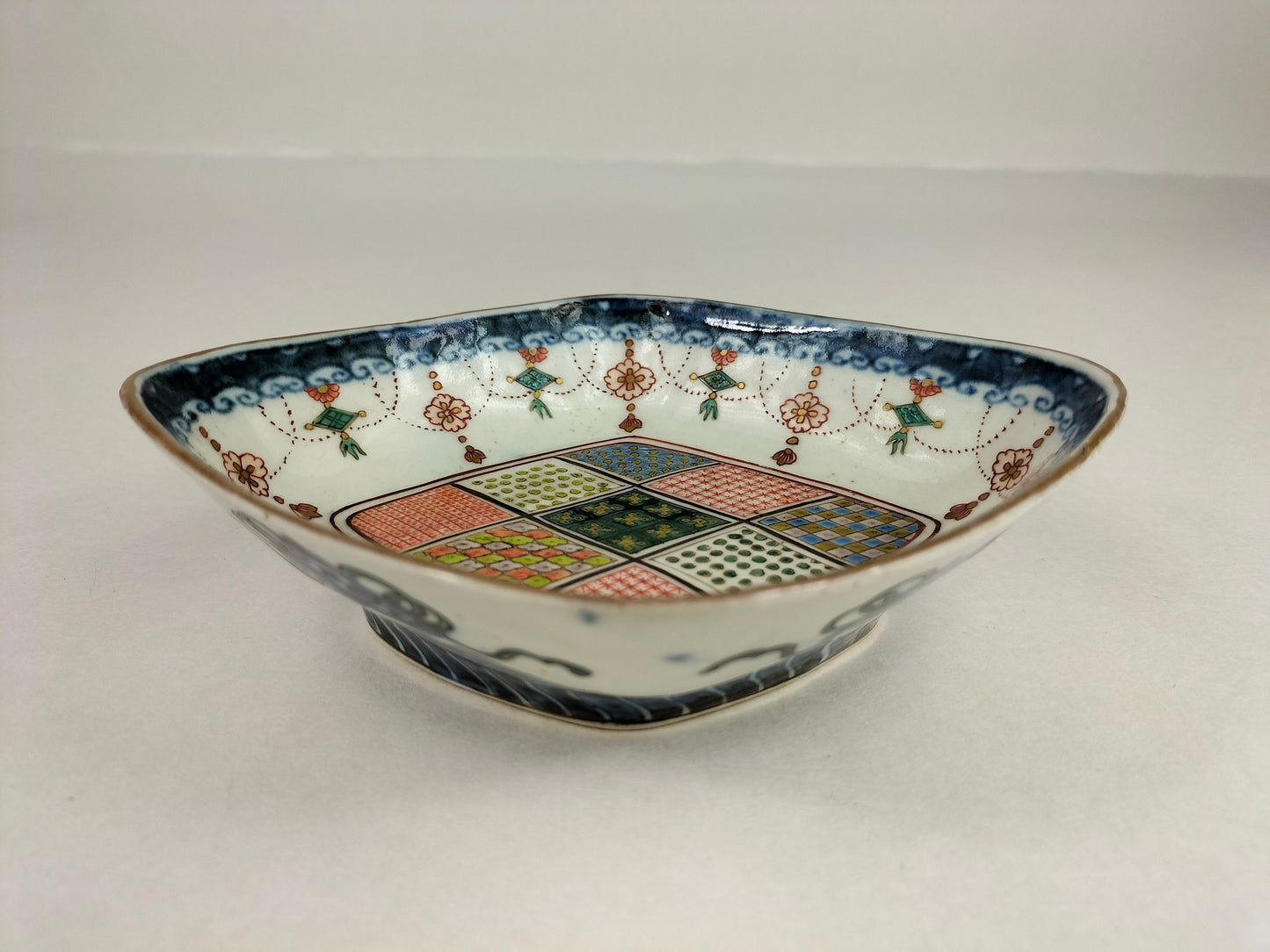 Antique Japanese bowl decorated with polychrome paintings // Wucai - Meiji - 19th century
