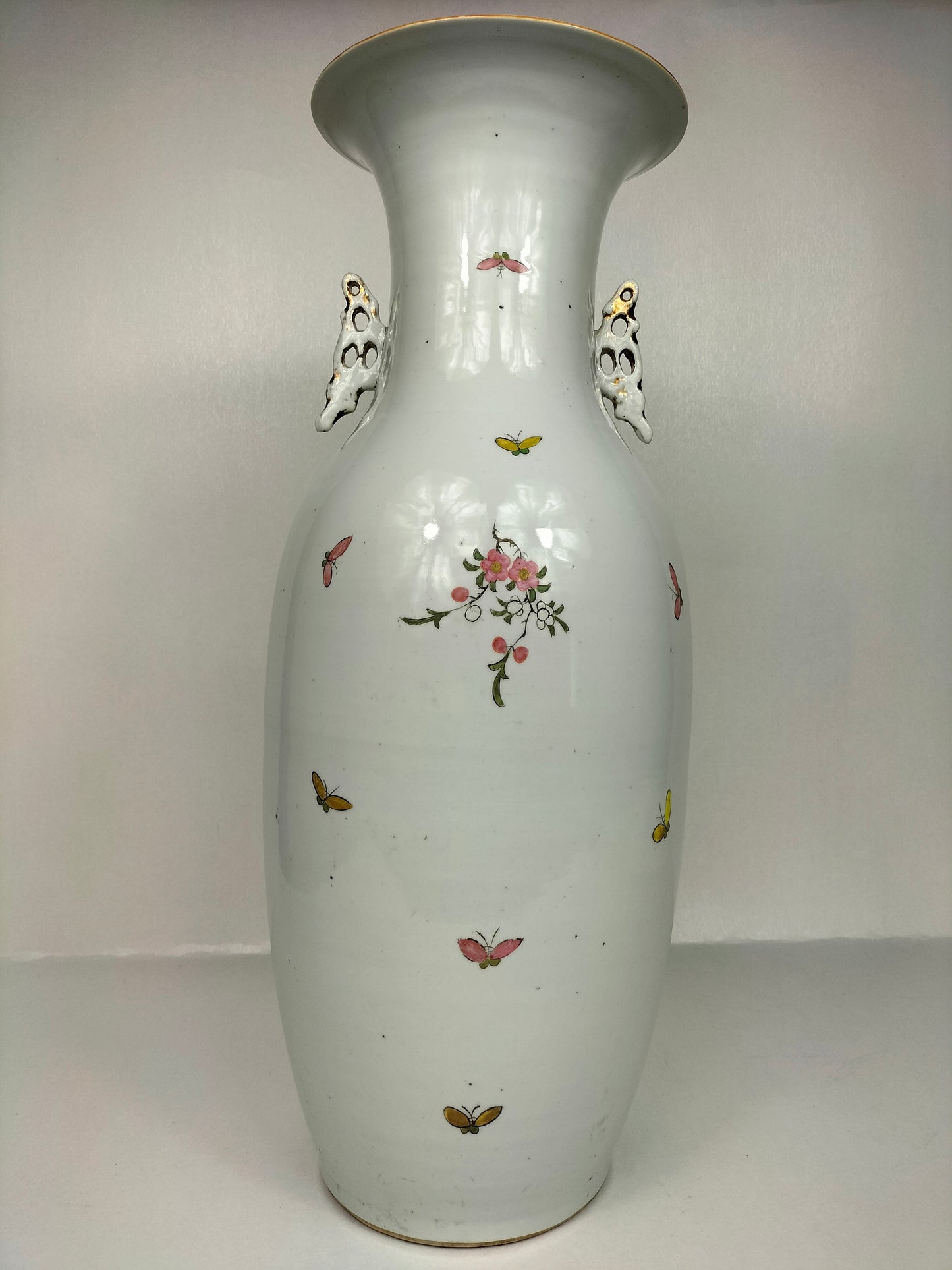Grande vaso antigo da família rosa chinesa decorado com flores e pássaros // Período da República (1912-1949)