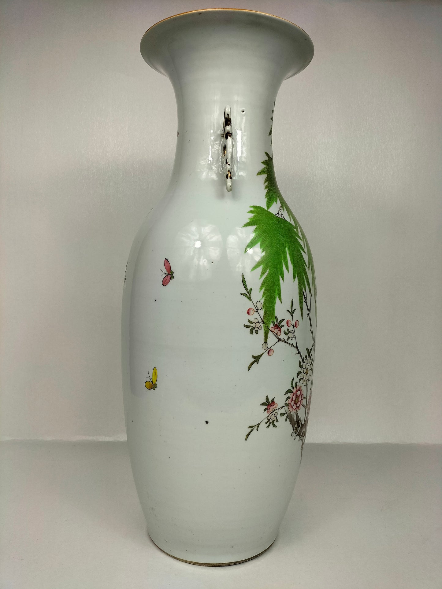 Grand vase ancien chinois famille rose à décor de fleurs et d'oiseaux // Epoque République (1912-1949)