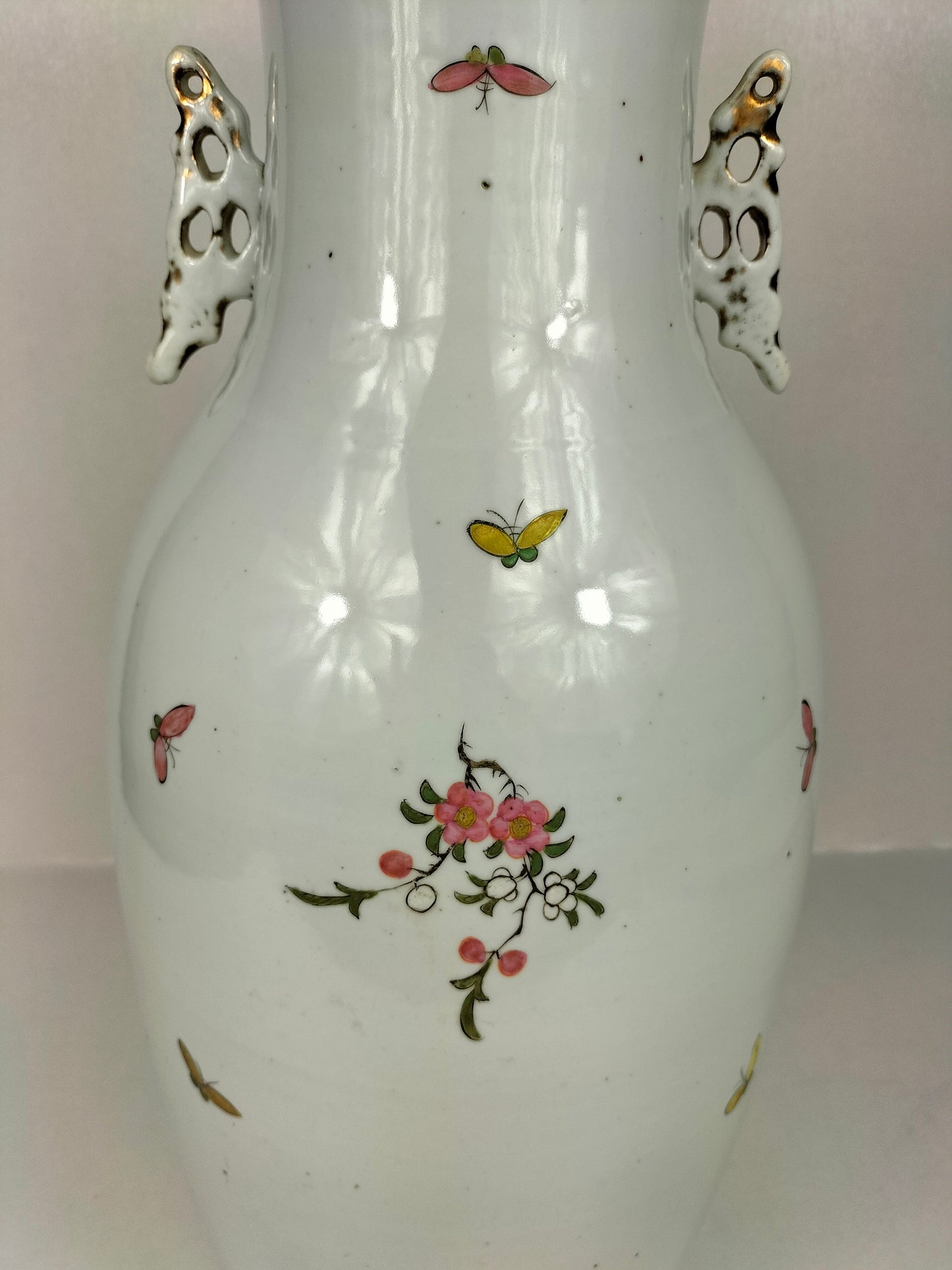 Large antique Chinese famille rose vase decorated with flowers and birds // Republic Period (1912-1949)
