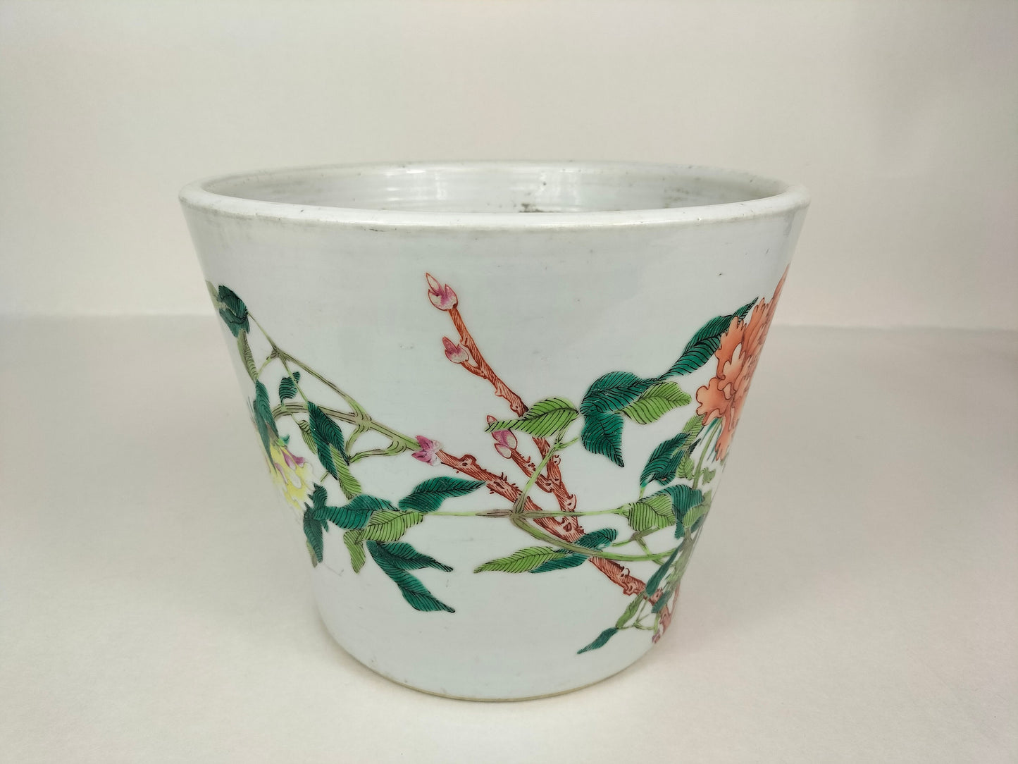 Antique Chinese famille rose planter decorated with flowers // Qing Dynasty - 19th century