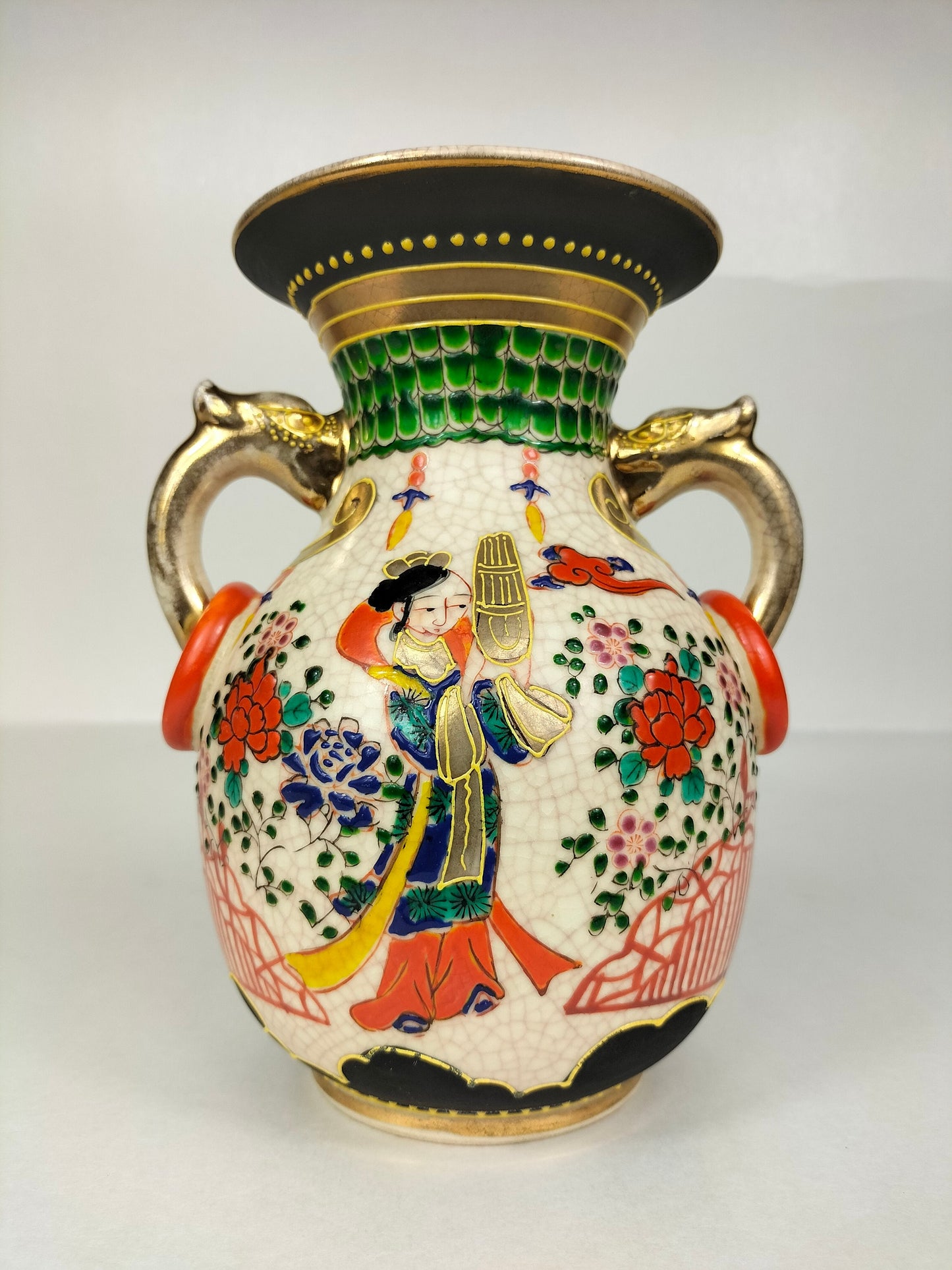 Antique Japanese satsuma vase decorated with figures and flowers // Japan - Early 20th century