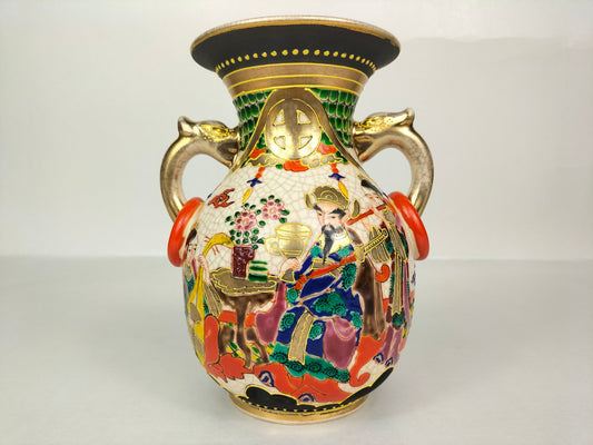 Antigo vaso satsuma japonês decorado com figuras e flores // Japão - Início do século XX