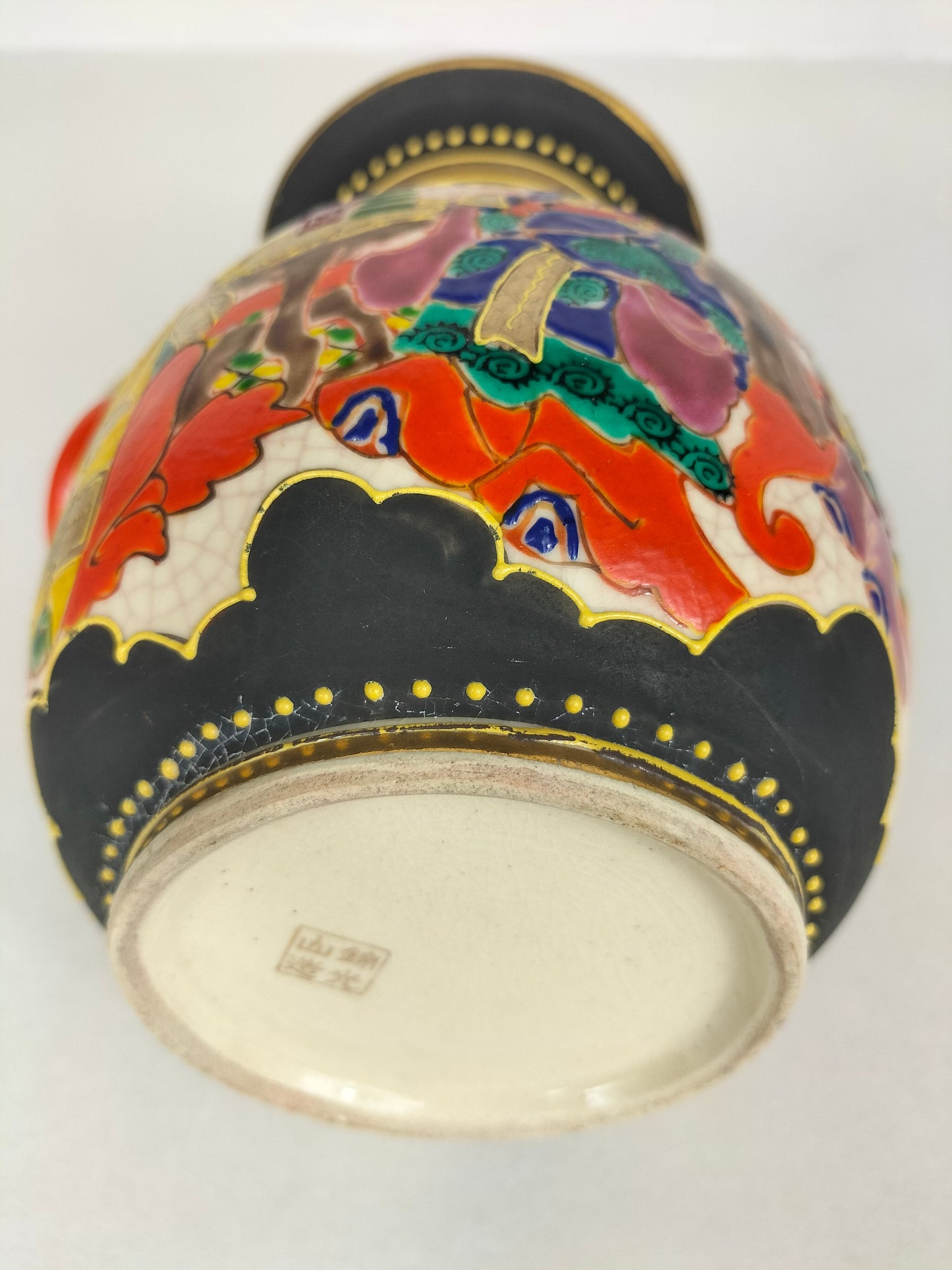 Antigo vaso satsuma japonês decorado com figuras e flores // Japão - Início do século XX