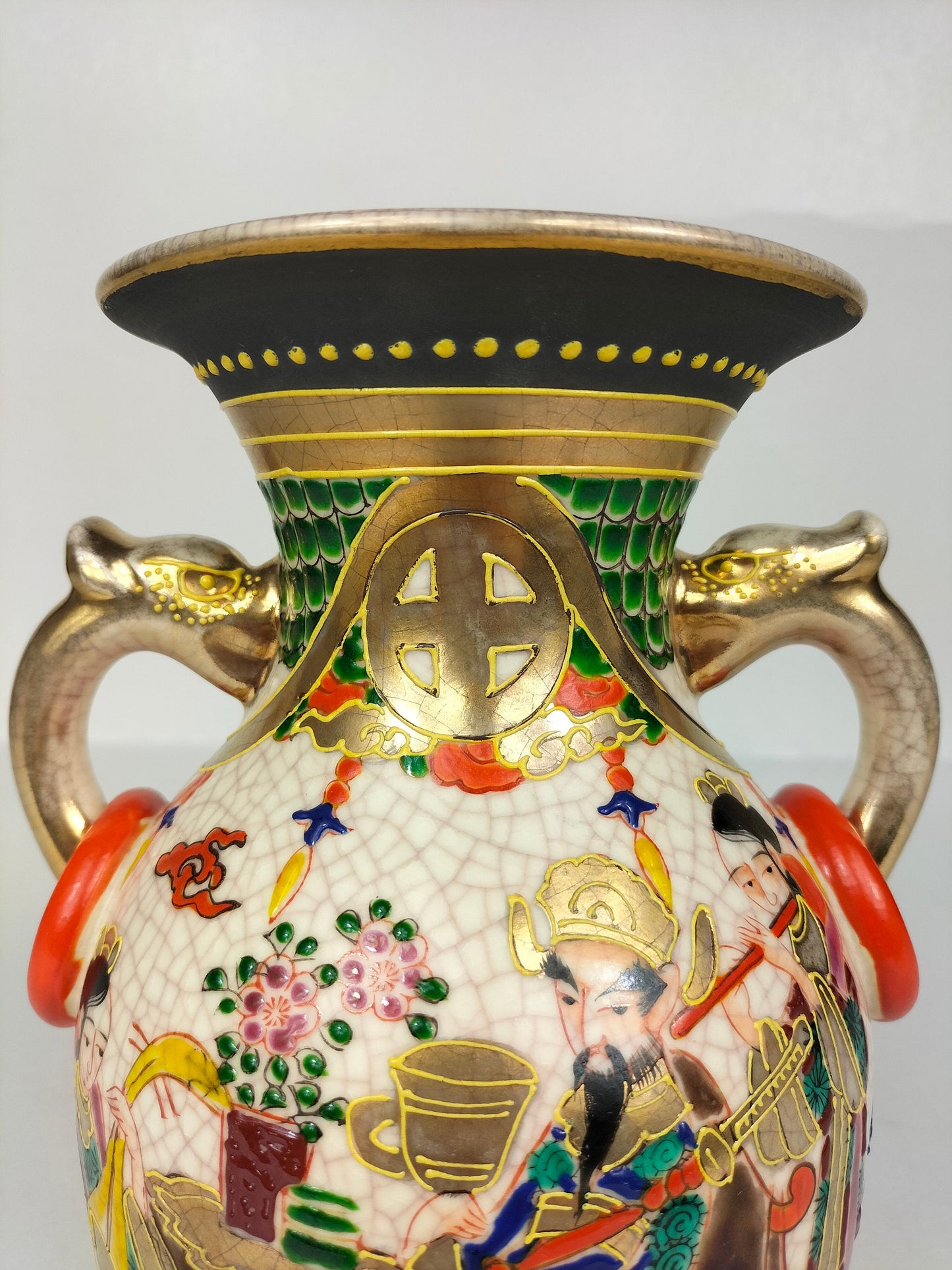 Ancien vase satsuma japonais décoré de personnages et de fleurs // Japon - Début du XXe siècle