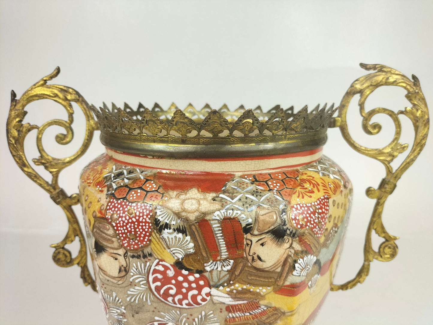 Ancienne jarre satsuma japonaise décorée de laiton doré // 19e siècle - Période Meiji