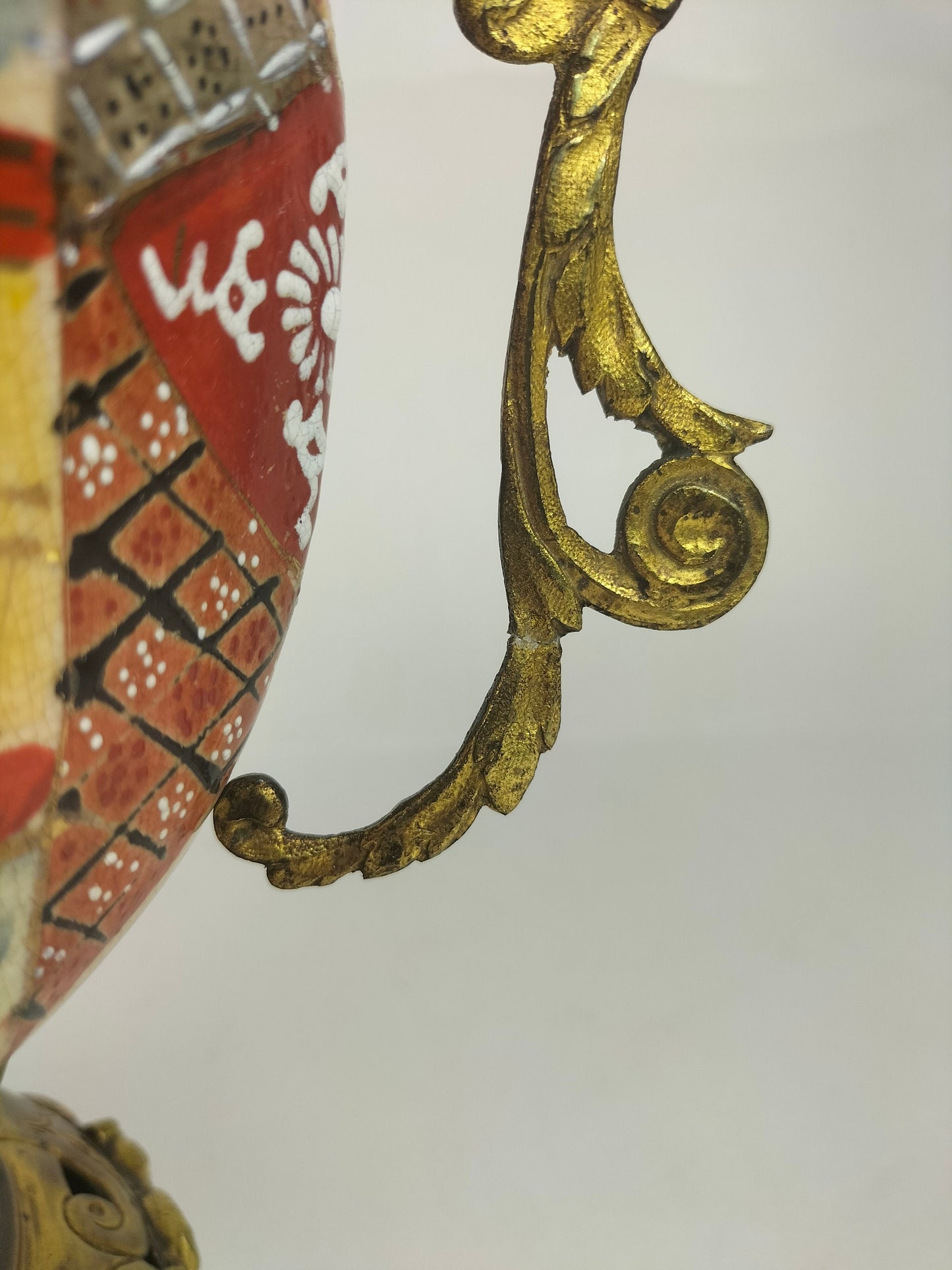 جرة ساتسوما يابانية عتيقة مزينة بالنحاس المطلي بالذهب // القرن التاسع عشر - فترة ميجي