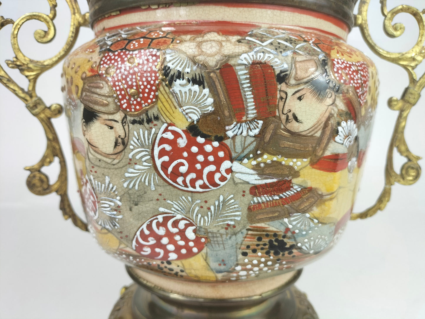 جرة ساتسوما يابانية عتيقة مزينة بالنحاس المطلي بالذهب // القرن التاسع عشر - فترة ميجي