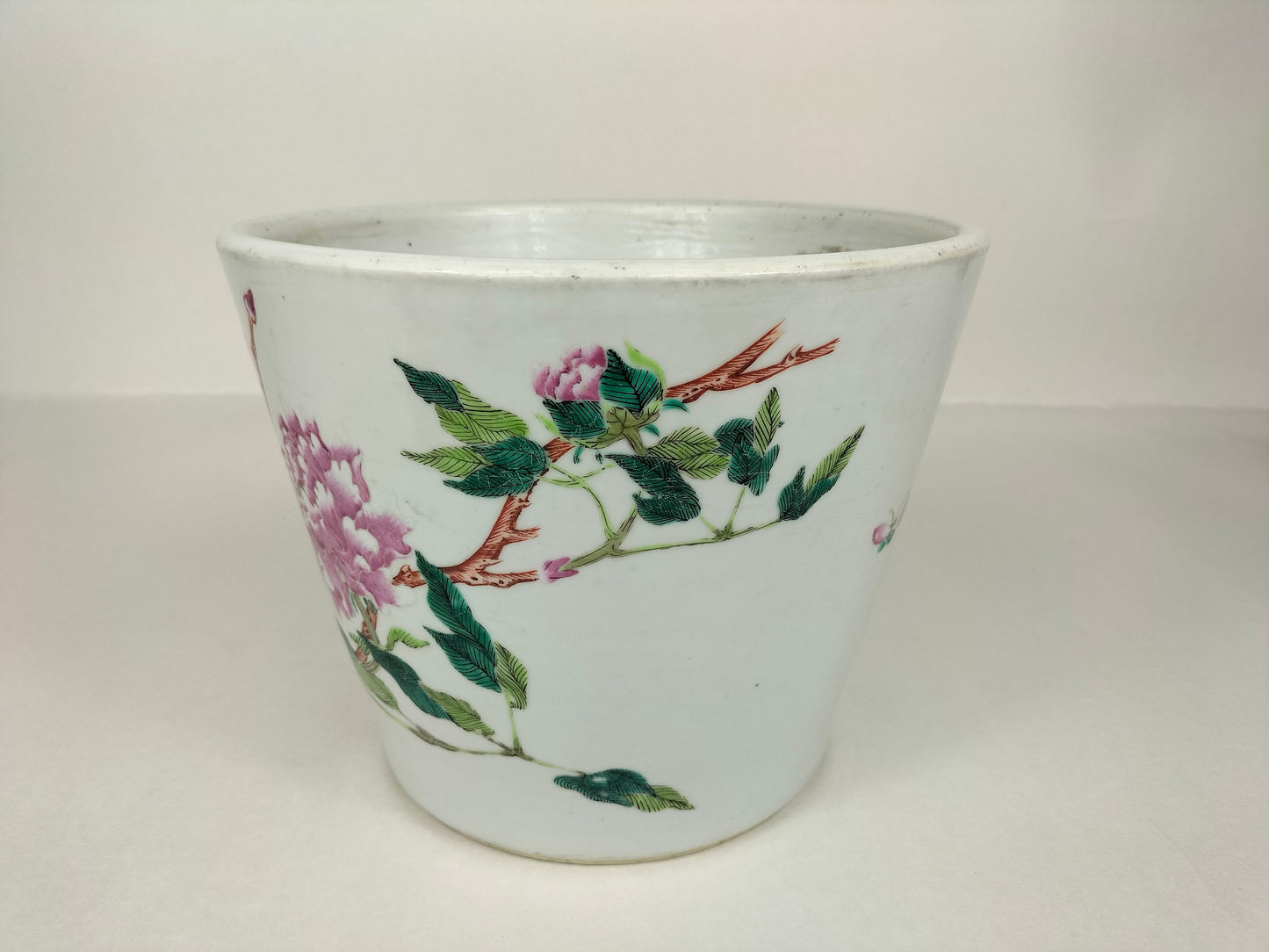 Antique Chinese famille rose planter decorated with flowers // Qing Dynasty - 19th century