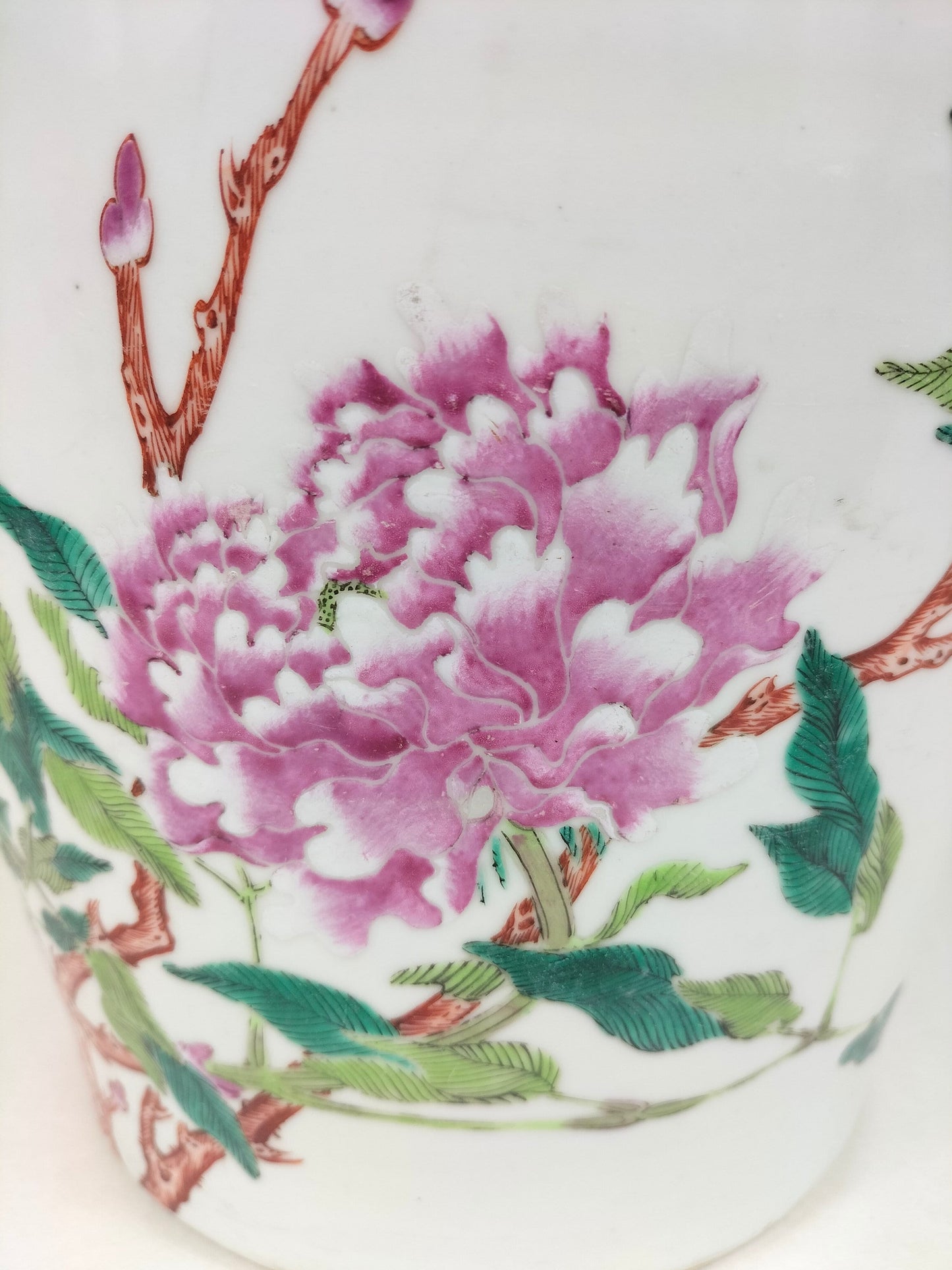 Penanam mawar famille Cina antik dihiasi dengan bunga // Dinasti Qing - abad ke-19