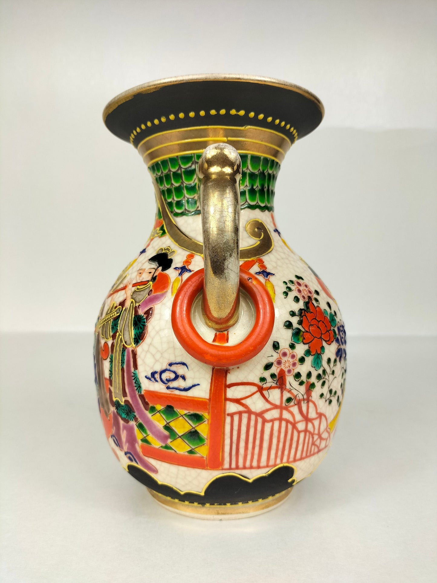 Ancien vase satsuma japonais décoré de personnages et de fleurs // Japon - Début du XXe siècle