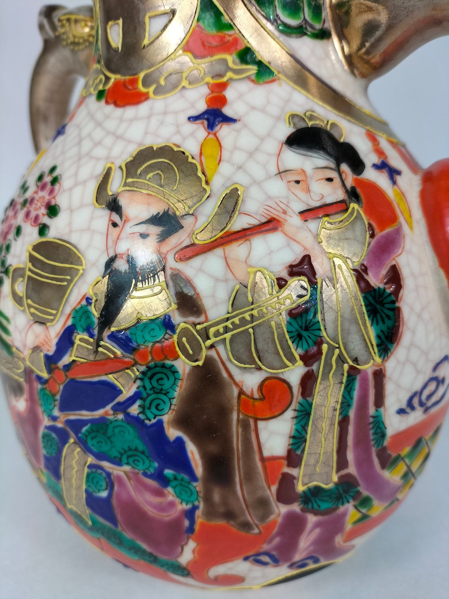 Bình satsuma cổ của Nhật Bản được trang trí bằng hình và hoa // Nhật Bản - Đầu thế kỷ 20
