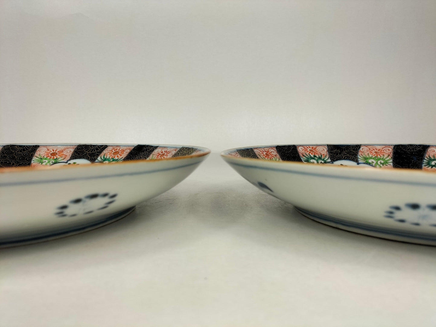 Paire de grandes assiettes imari japonaises anciennes // Epoque Meiji - 19ème siècle