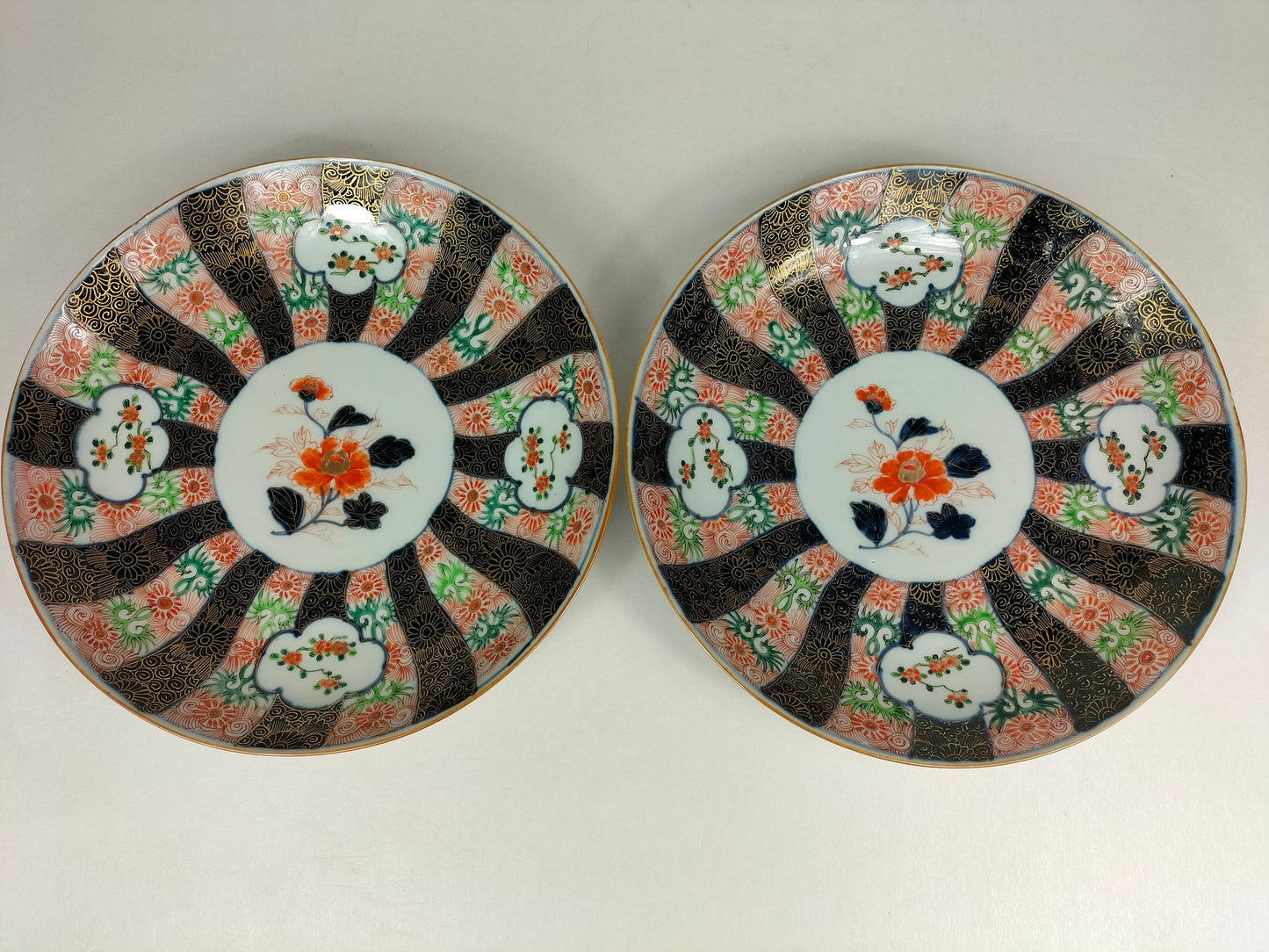 Pair of large antique Japanese imari plates // Meiji Period - 19th century