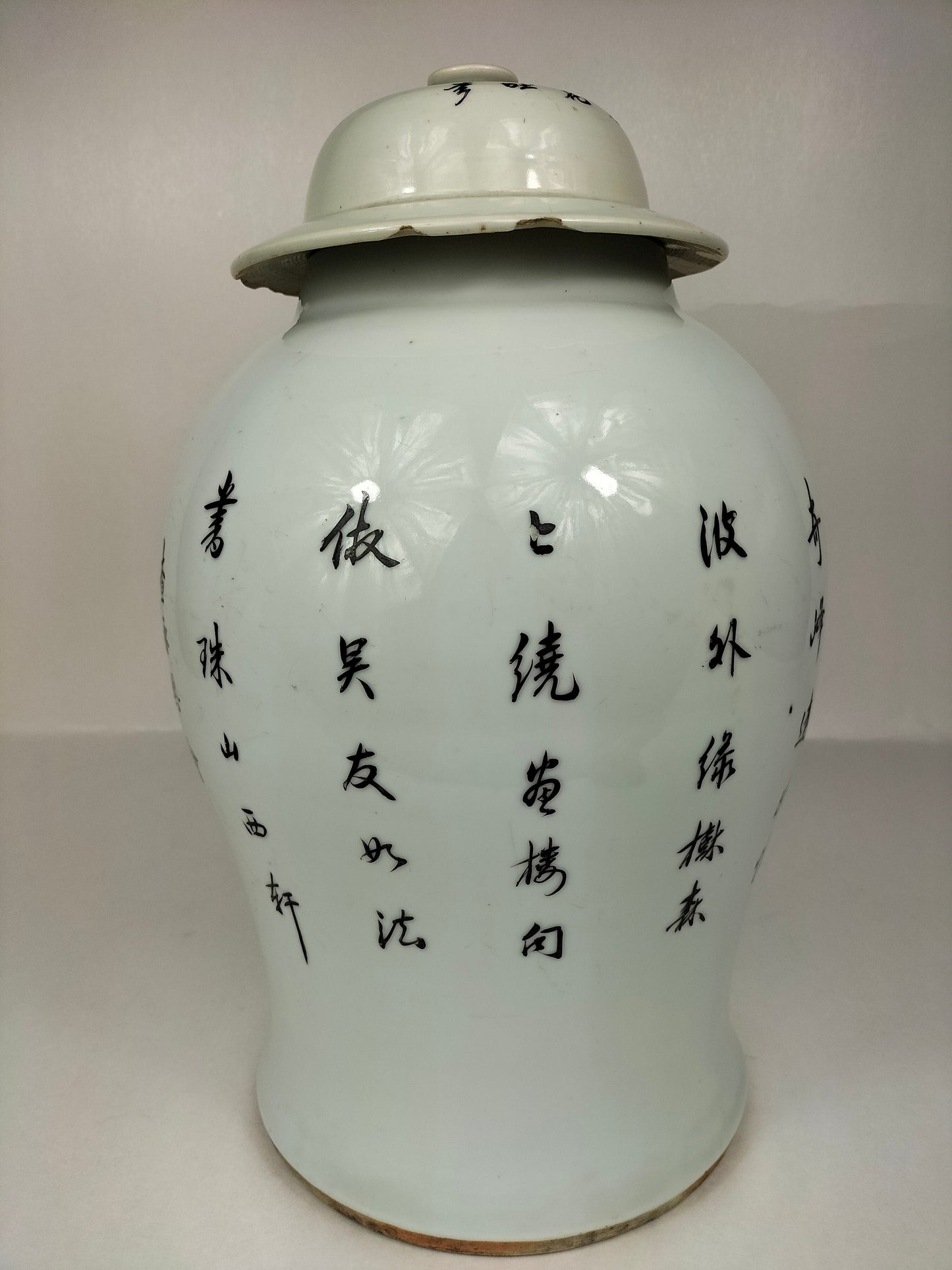 装饰有山水画的古董中国寺庙花瓶 // 民国时期（1912-1949）