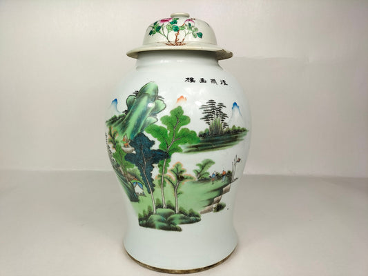 装饰有山水画的古董中国寺庙花瓶 // 民国时期（1912-1949）