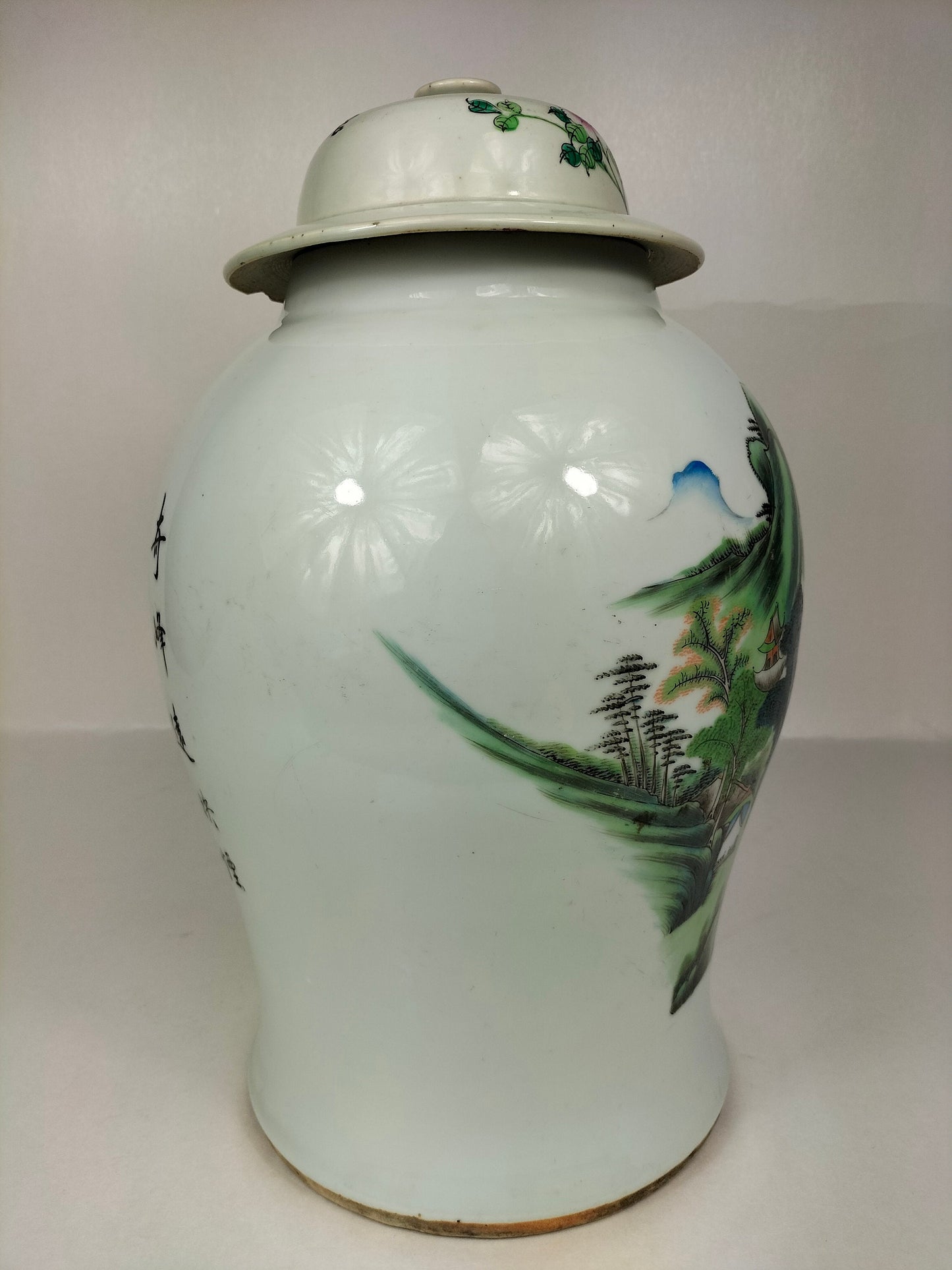Antique Chinese temple vase decorated with a landscape // Republic Period (1912-1949)