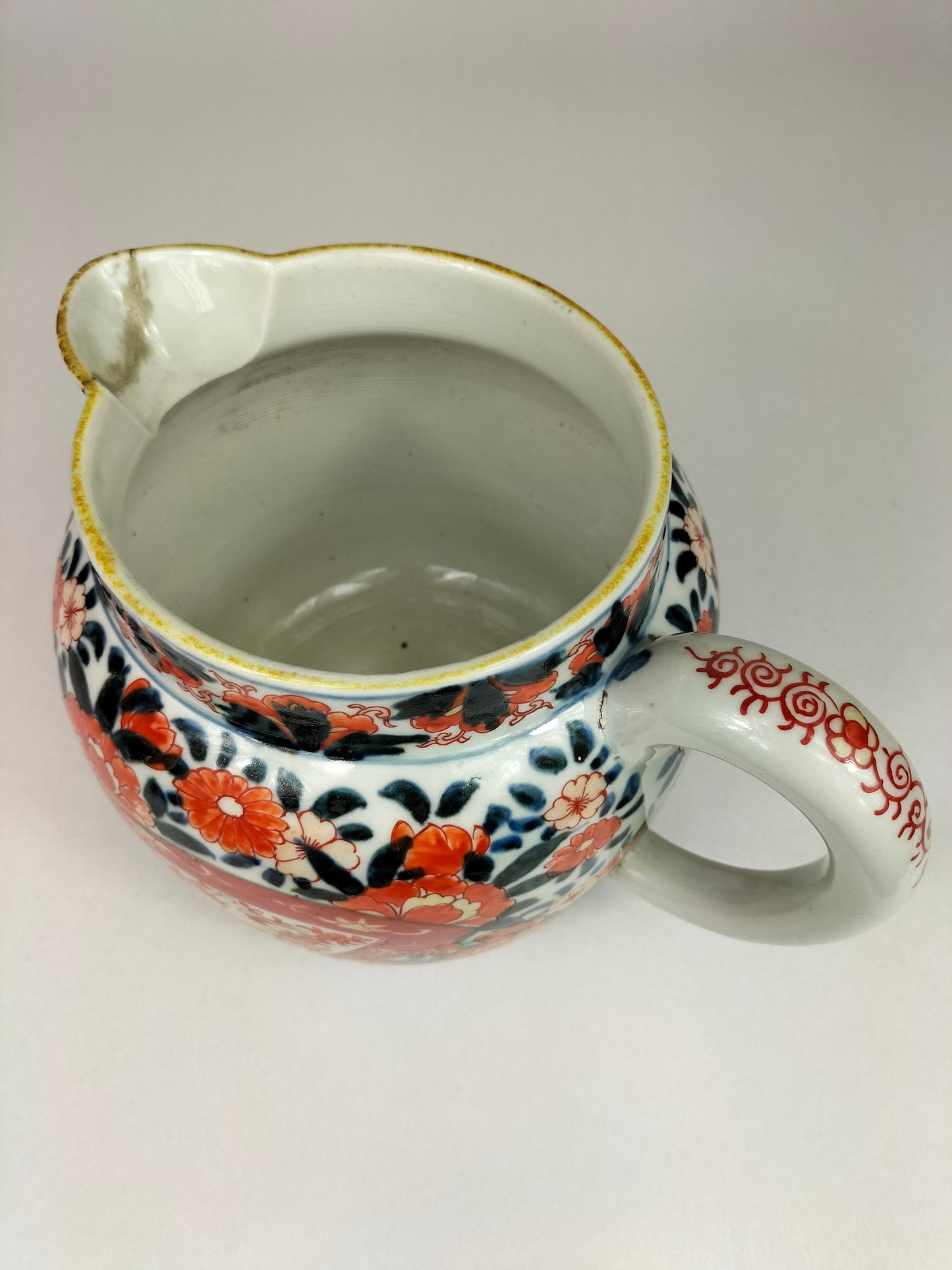 Large antique Japanese imari pitcher decorated with floral motifs // Meiji Period - 19th century