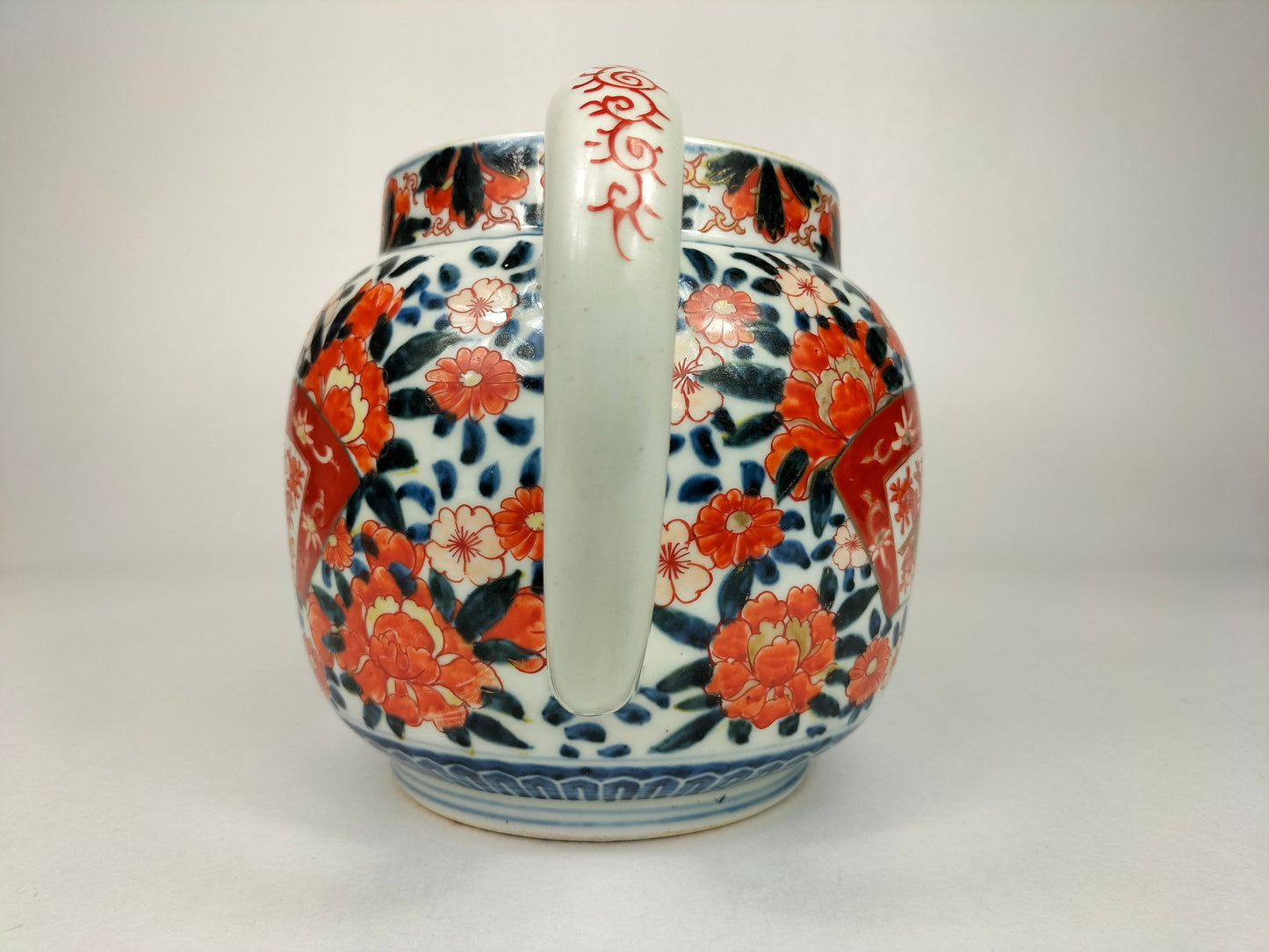 Large antique Japanese imari pitcher decorated with floral motifs // Meiji Period - 19th century