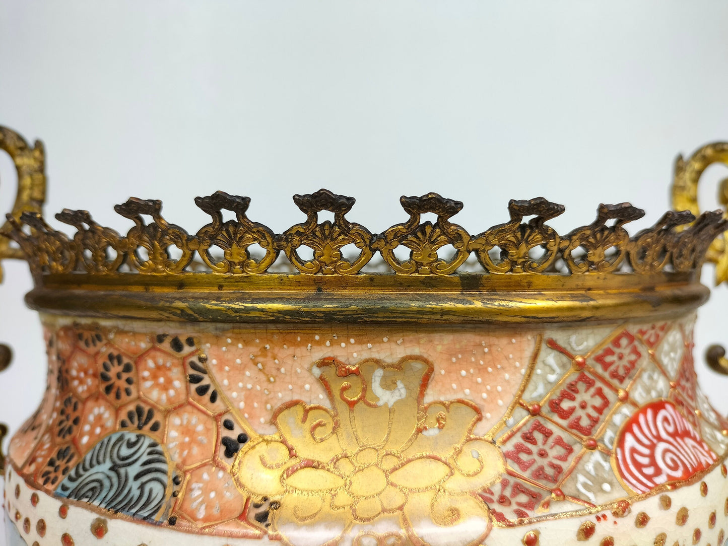 مزهرية ساتسوما اليابانية العتيقة المُثبتة بالنحاس المذهّب // فترة ميجي - القرن التاسع عشر