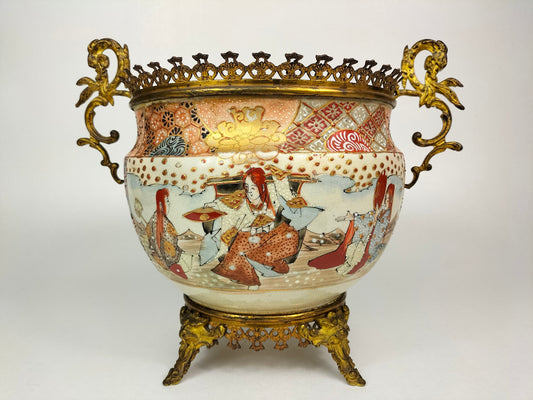 Antigo vaso satsuma japonês montado em latão dourado // Período Meijji - século XIX